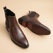 Botas Chelsea castanhas com fundo bege