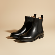 Botas Chelsea em fundo bege - versão 3