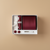 Caixa aberta bordeaux — fundo bege