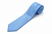 Gravata azul claro quadriculada - composição diagonal