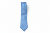 Gravata azul claro quadriculada - flat lay overhead
