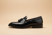 Mocassim tassel preto polido — perfil lateral