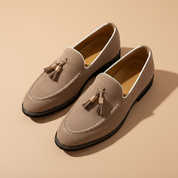 Par de mocassins tassel bege — overhead