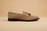 Mocassim tassel bege — perfil lateral