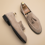 Loafers bege com formas - fundo bege