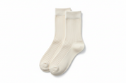 Cremeweiße Rippsocken – flach über dem Kopf liegend