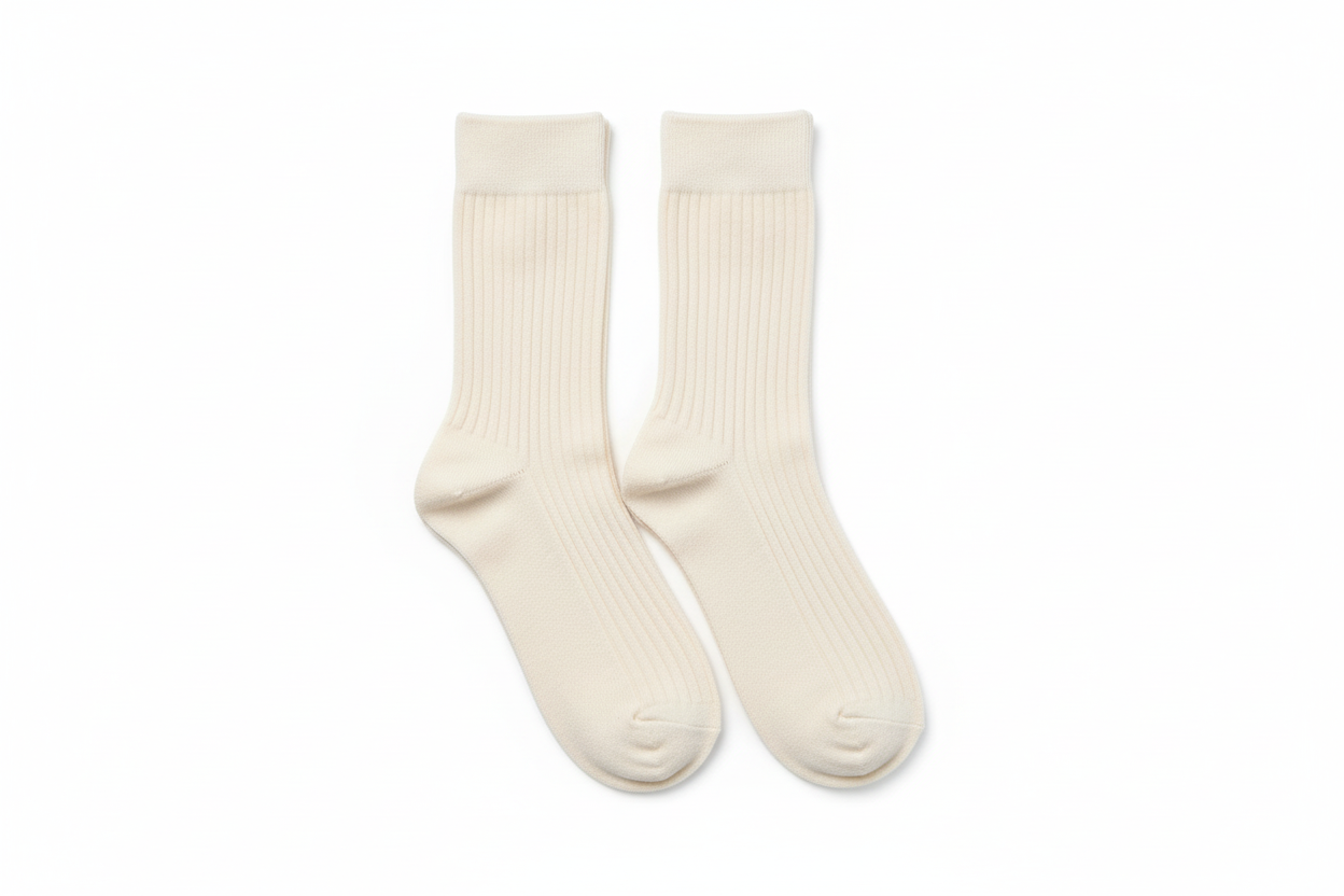 Meias branco creme caneladas - par lado a lado