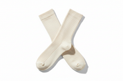 Cremeweiße Rippsocken – gekreuzte Position