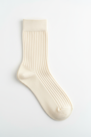 Cremeweiße Rippsocken – Seitenansicht mit Falte