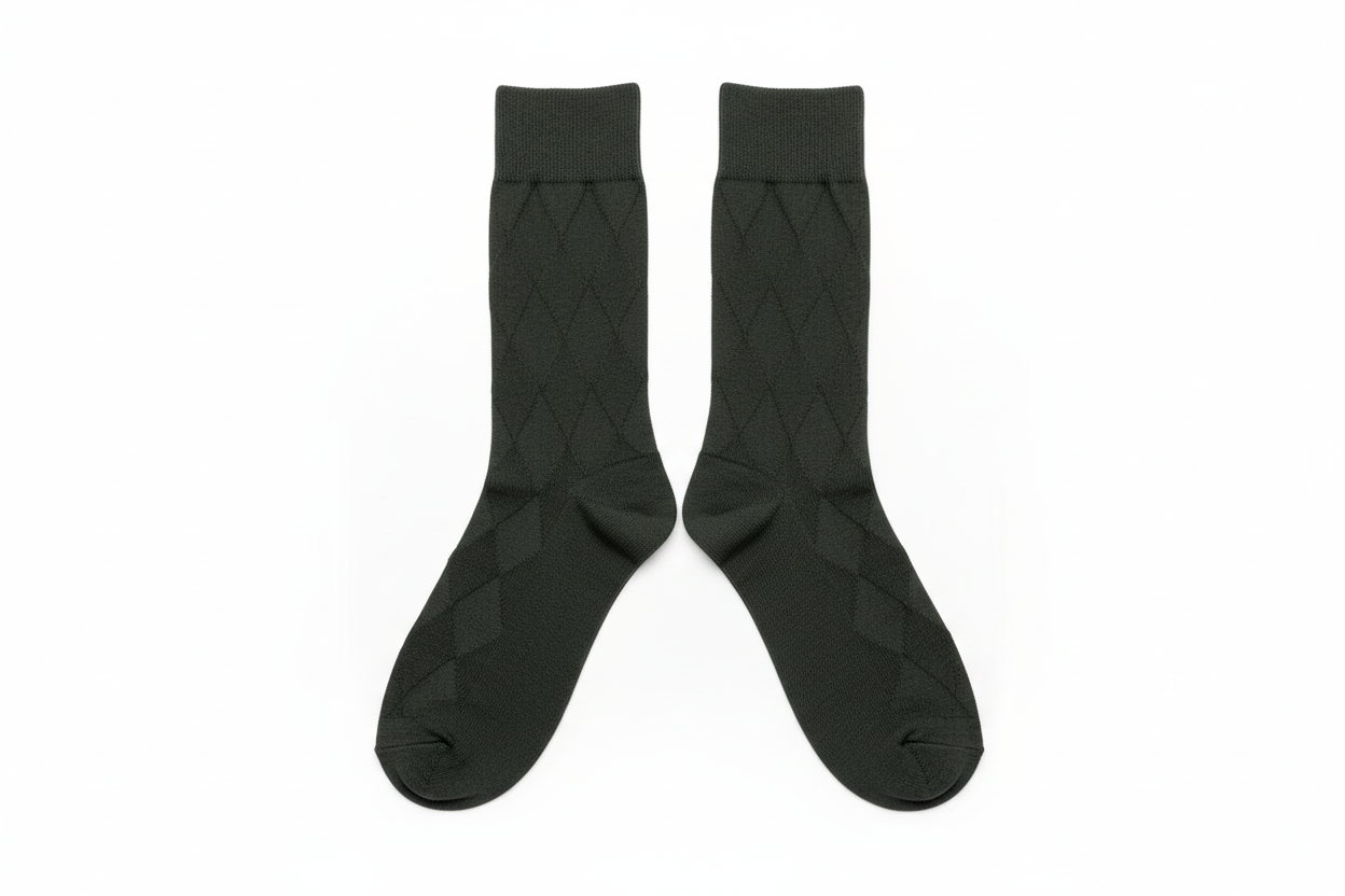 Meias verde escuro padrão geométrico - overhead flat lay