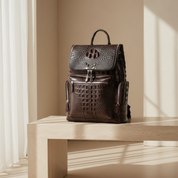 Mochila num ambiente elegante
