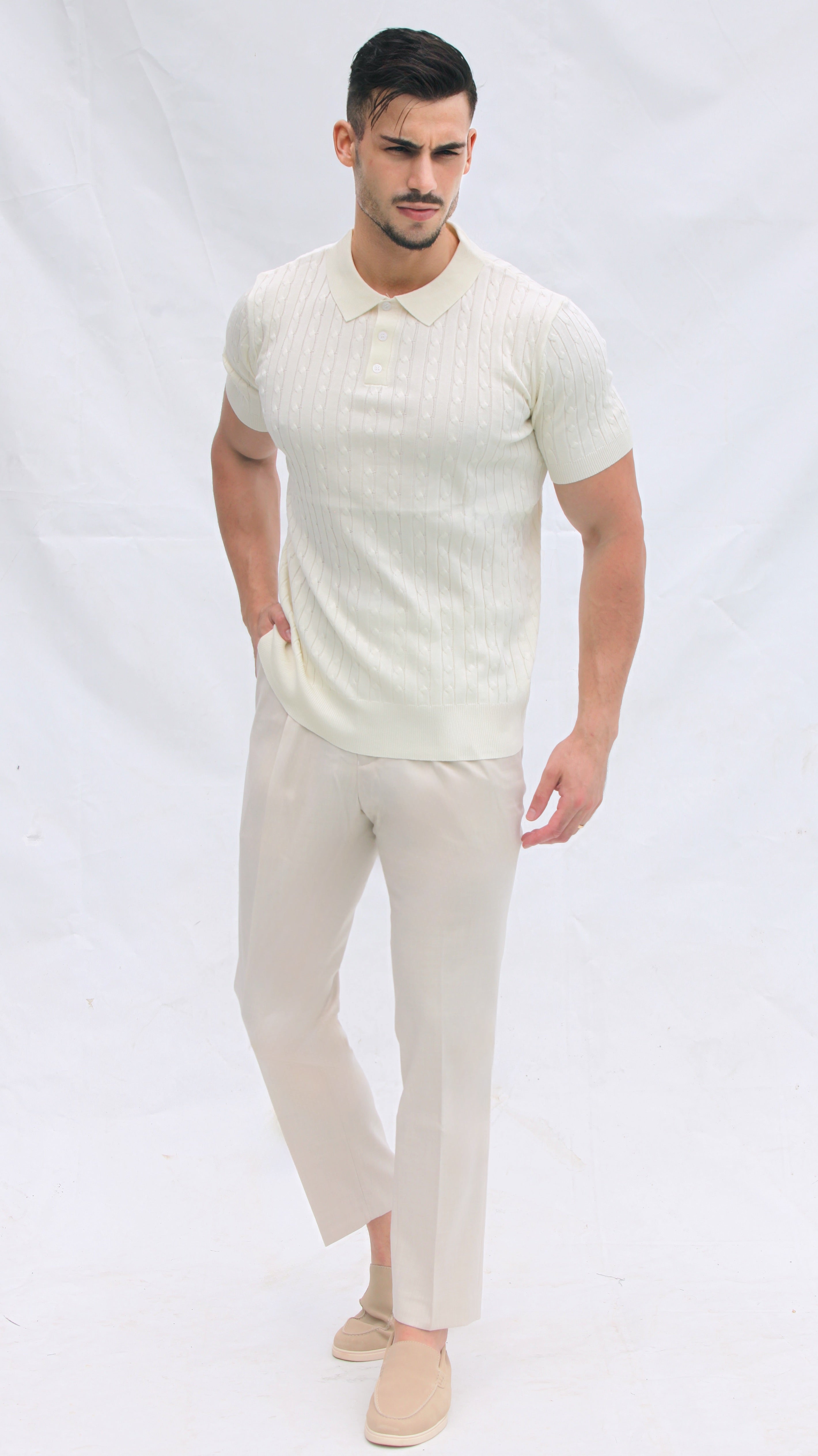 Polo Masculina Tricot Off-White com Textura Canelada – Elegância Atemporal