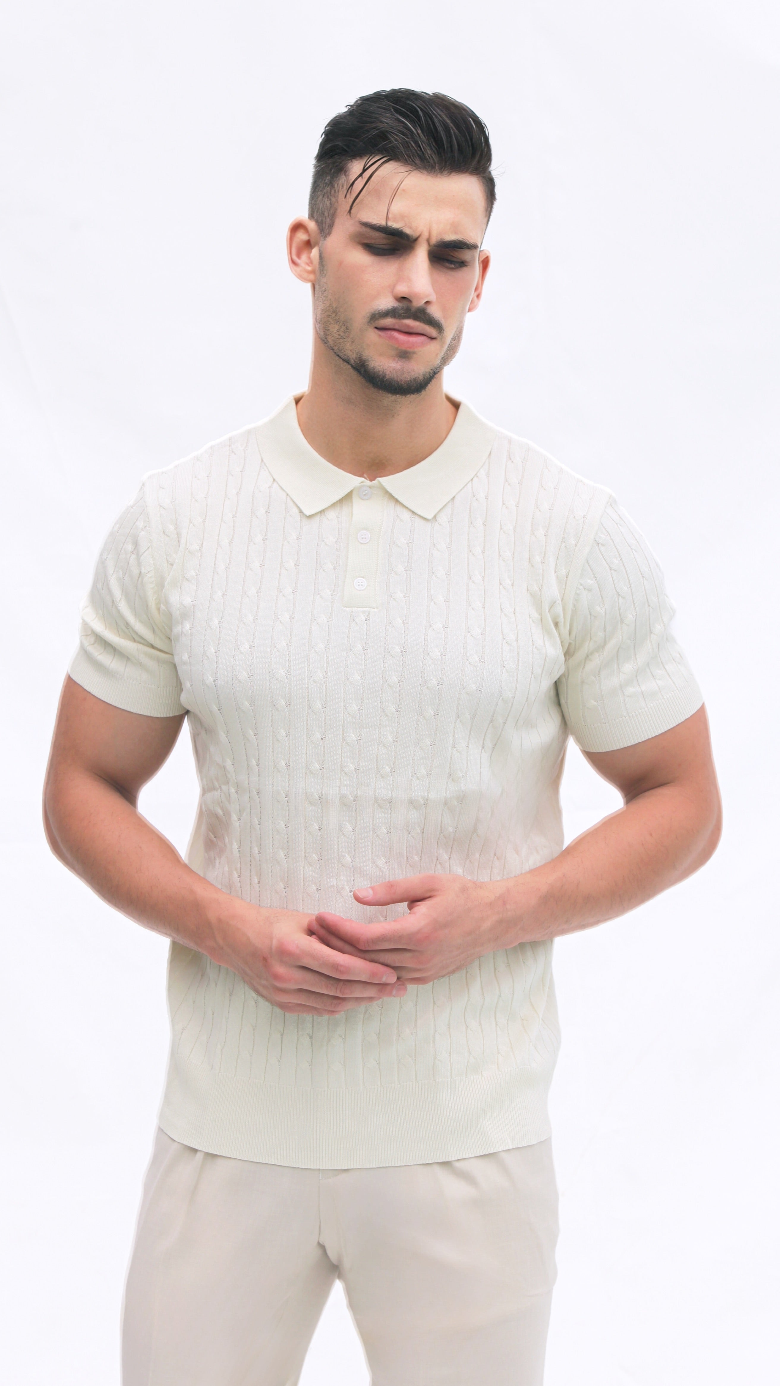 Polo Masculina Tricot Off-White com Textura Canelada – Elegância Atemporal