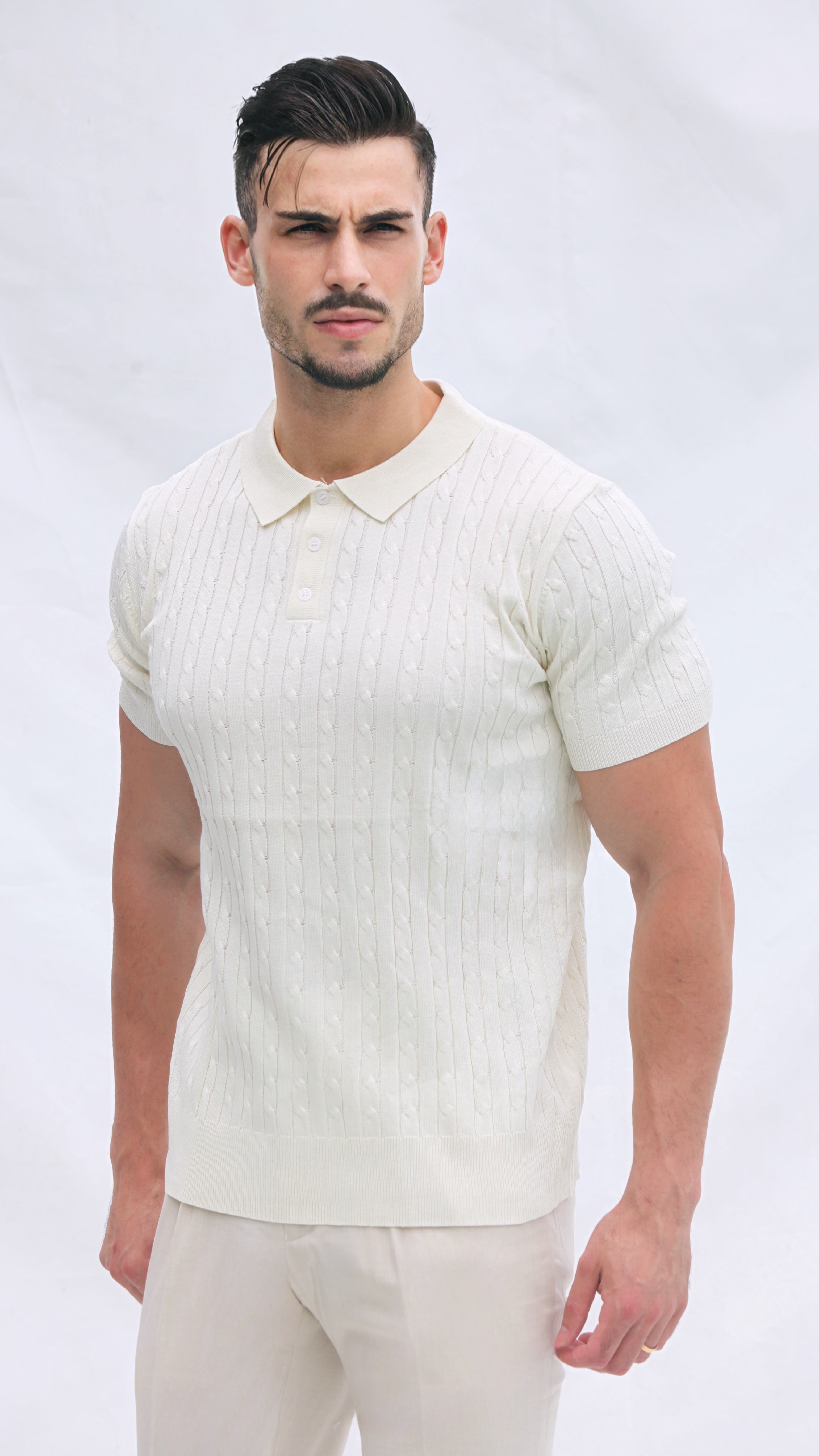 Polo Masculina Tricot Off-White com Textura Canelada – Elegância Atemporal