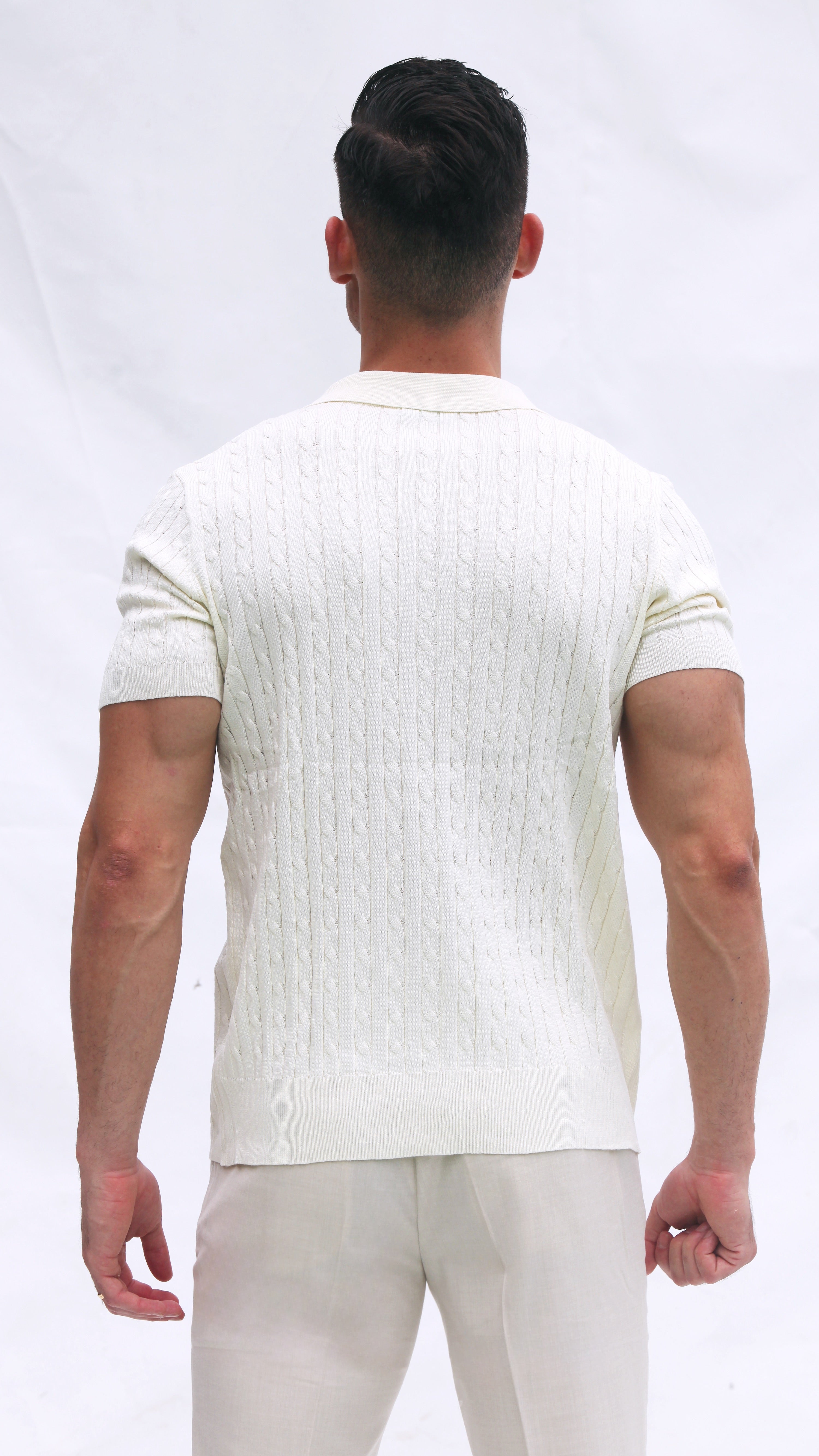 Polo Masculina Tricot Off-White com Textura Canelada – Elegância Atemporal