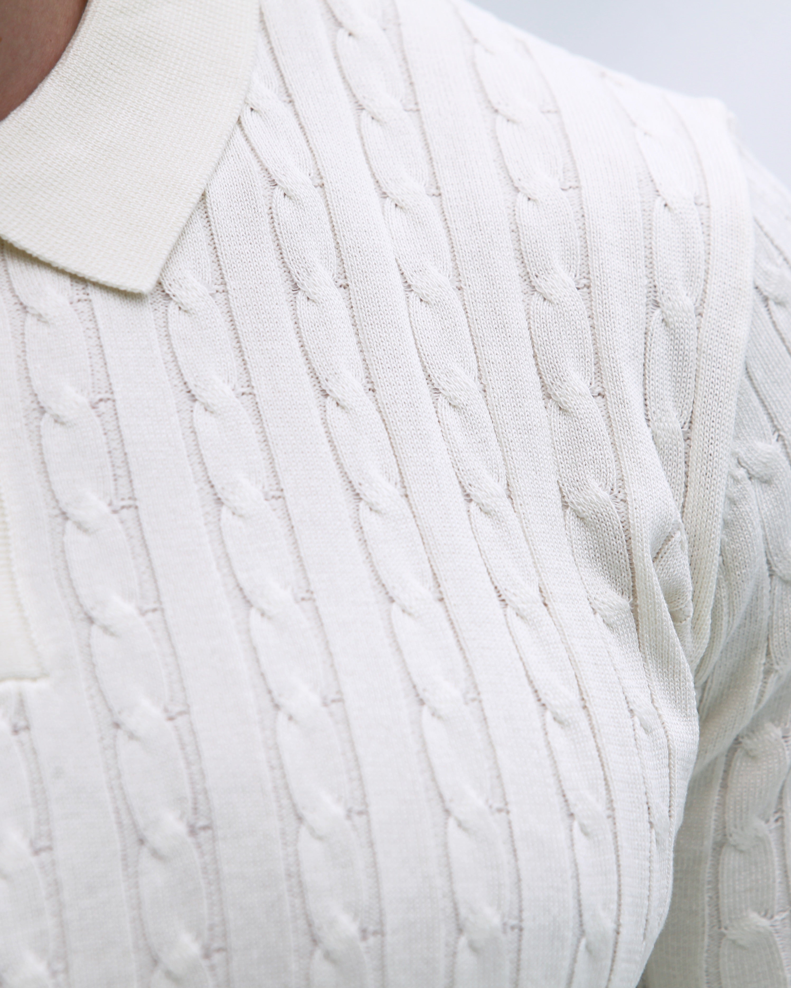 Polo Masculina Tricot Off-White com Textura Canelada – Elegância Atemporal